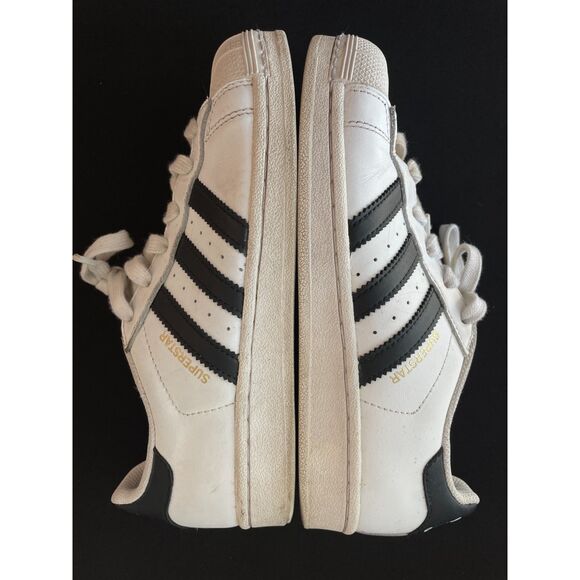 ~ Adidas Superstar sneaker Kids 5, Womens 7, Men 5 Leather Shell Toe Black White - Picture 1 of 12